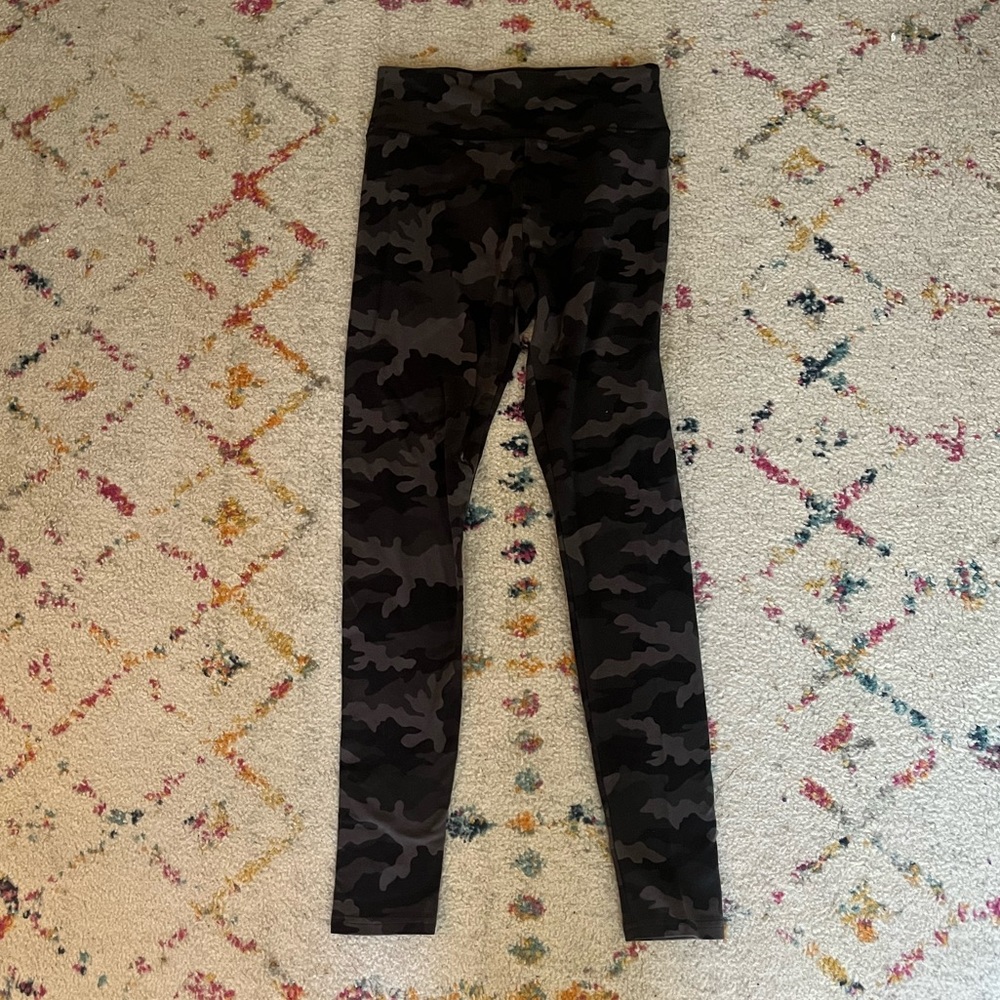 super soft and very stretchy camo leggings